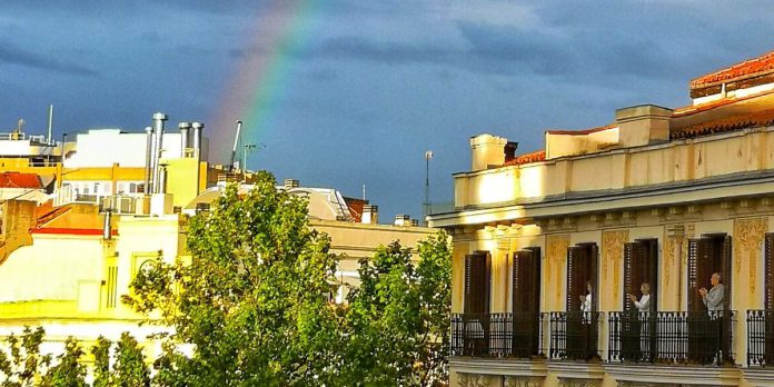 Arcoiris aplauso sanitario Madrid hoy