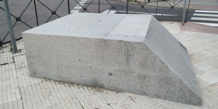 Pedestal cabina roja Chamberí Pedestal cabina roja Chamberí